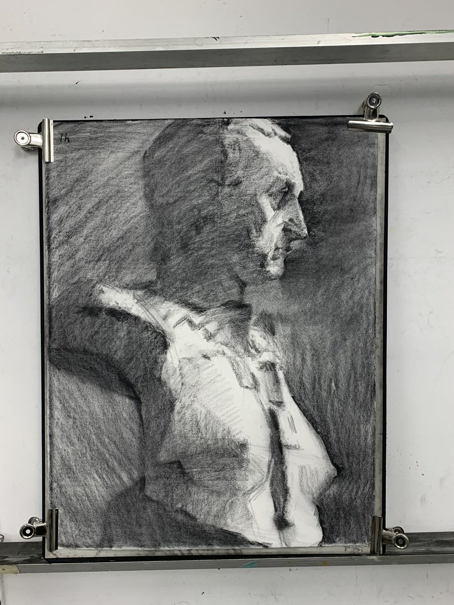 これアップしたか忘れましたが、だいぶ前の石膏像の描き出しです。

丁寧にアタリをとって描き出してますね。最近はゆるい線でどんどん具体的に形を描いてしまうことがほとんどですが、しっかりと位置関係を最初に確認するのは大切ですね。

木炭紙の左上に1hとあるので、最初の明暗わけまでですね。