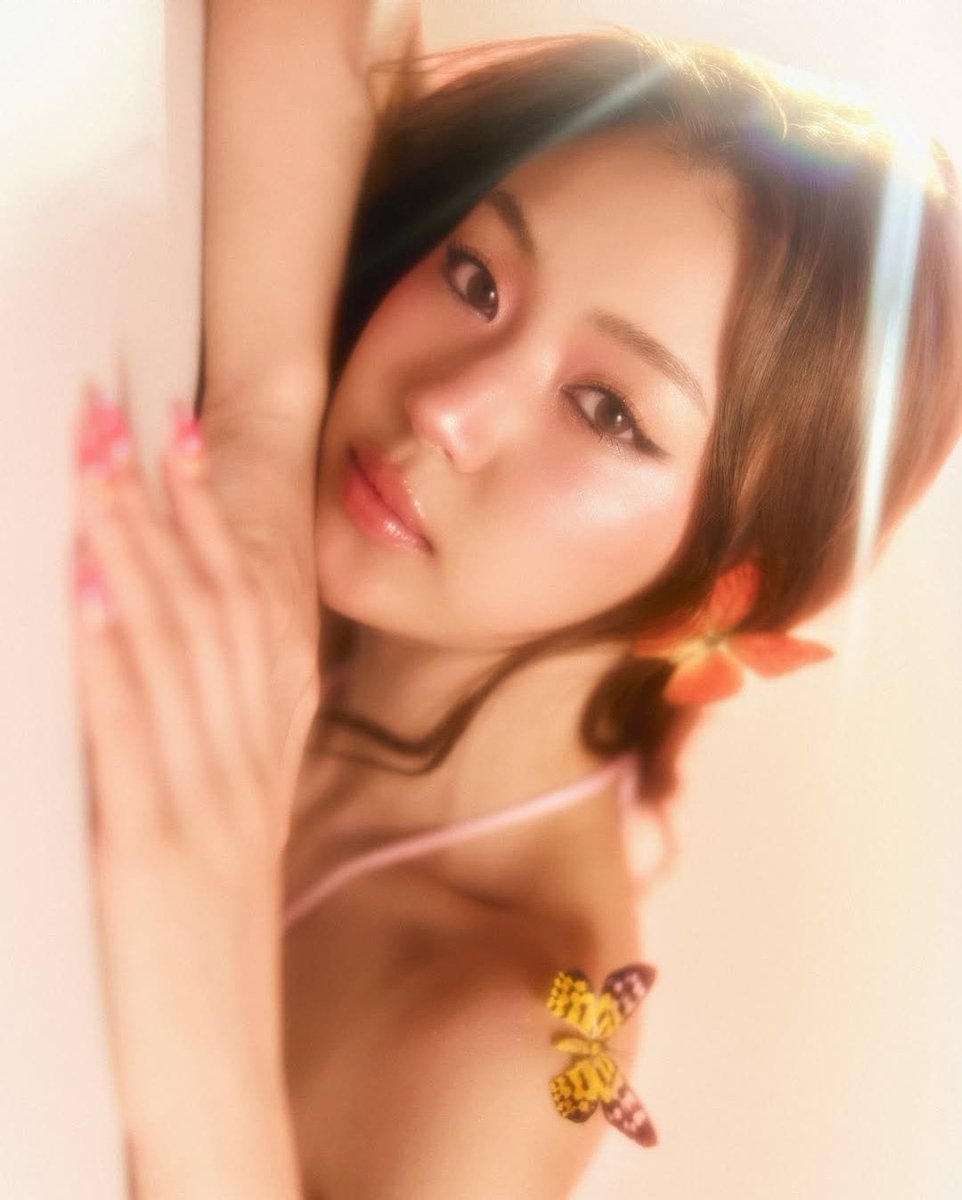 She’s ✨glowing✨
She looks like a magical nymph, the softness, the light… she is just so ethereal.✨🦋

#MyaSafeZoneSeries
#miunatsha
#LenaMiu
#MiuLena https://t.co/ZjW6HRb8Je