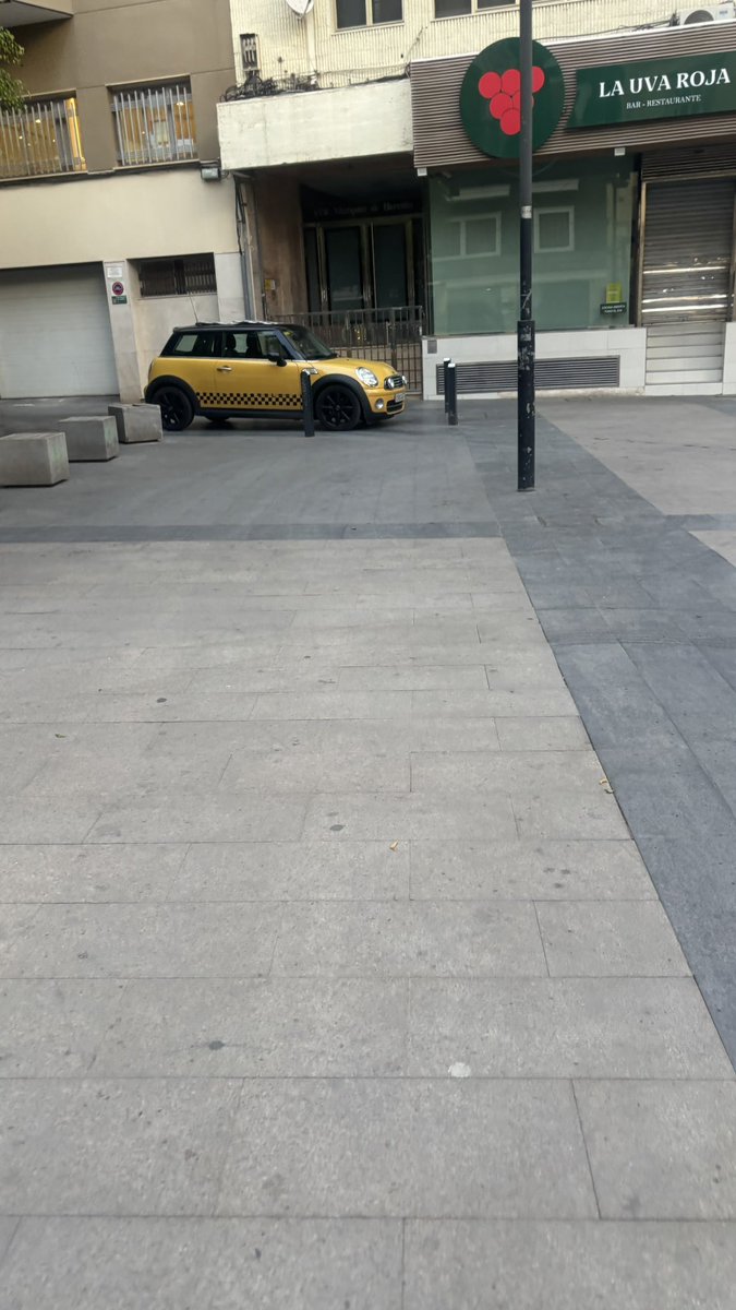 Mariolalba's tweet photo. @Policia_Almeria la plaza de Conde Ofalia es del dueño del Capitol y la Esquinita, con total impunidad. Aparcamiento propia a diario, invasión de espacio público para su almacenamiento, más mesas de las permitidas, instalaciones insalubres  y obras en plena calle el 1 de mayo. https://t.co/FoB75ZfMhv