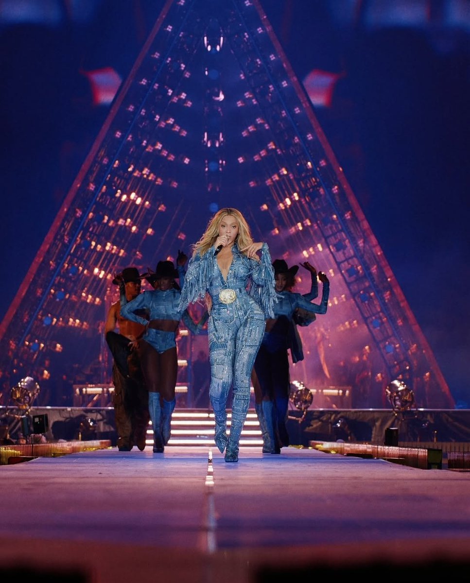 Hands down Beyonce's best look from Night 1..