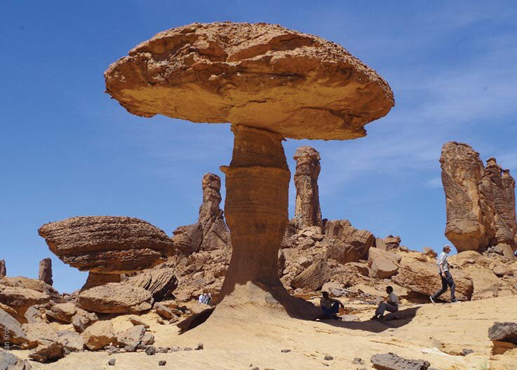 DiscoverChad's tweet photo. Voici l'époustouflant plateau de l'Ennedi au Tchad, qui abrite la troisième plus grande arche rocheuse au monde ! Une véritable merveille de la nature et un site du patrimoine mondial de l'UNESCO. 🌍🌄 

#PlateauEnnedi #UNESCO #Tchad https://t.co/thCYRRVd1J