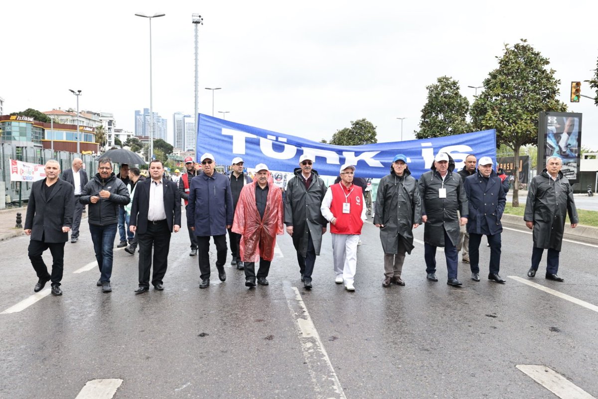 1 Mayıs Emek ve Dayanışma Günü’nü, Konfederasyonumuz TÜRK-İŞ’in öncülüğünde, bağlı sendikalarımızla omuz omuza, İstanbul Kartal Meydanı’nda coşku ve kararlılıkla kutladık. 

Yoğun yağışa rağmen alanı dolduran üyelerimizin güçlü katılımı, emek mücadelesine olan inancımızın en