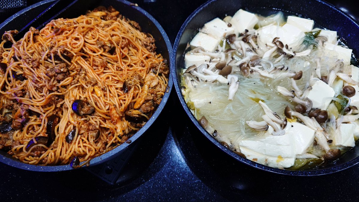 raisyacho's tweet photo. 仕事仲間の家に行ったら、これ出てきた。
鍋とパスタって💦

ちなみに砂糖無しで作ってくれました！ https://t.co/hTisKsGejL