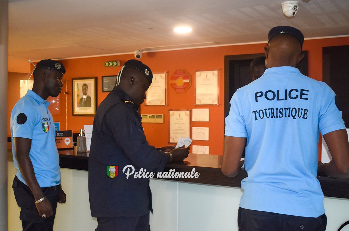 PoliceNationSN's tweet photo. 1 Mai | En ce jour, férié, marquant la célébration de la journée internationale du travail, les policiers sont et restent mobilisées pour vous protéger.

#PoliceSN #Kebetu #SunuPolice #Sénégal https://t.co/d7Qds889aL