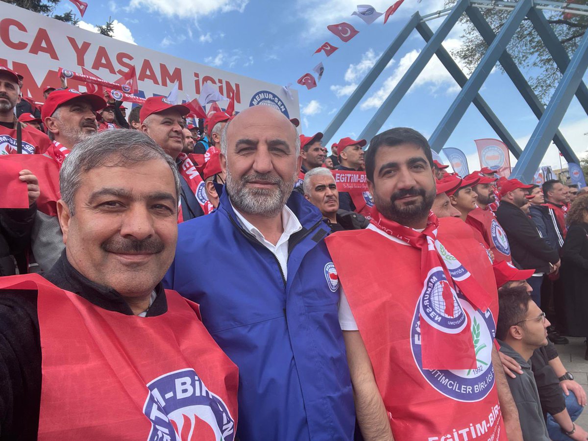 demirmehmet02's tweet photo. Refah Payı Verilsin, Alım Gücümüz Yükseltilsin!

Bu enflasyonist ortamda Hakemin verdiği zamı aza koysan dolmuyor, doluya koysan taşmıyor.
Kamu görevlileri ve emeklilerinin alım gücü her geçen gün düşüyor.

Siyasi iktidar ve ekonomi yönetimi bu tabloyu görmeli.

Kamu Görevlisinin sesi duyulmalı, bu adaletsiz gidişe dur denilmeli. Bunun için;

▪️Enflasyon düşürülsün, fiyat istikrarı sağlansın,

▪️Ama bu emekçiyi, sabit gelirliyi ezerek yapılmasın!

▪️Alın terimiz bütçe denkleştirmelerine, mali dengelere kurban edilmesin.

▪️Müsebbibi olmadığımız enflasyonun faturası bize kesilmesin.

▪️Ücretli, yüksek vergi yükünden kurtarılsın,

▪️Refah payıyla alım gücümüz yükseltisin.

▪️Görev aylığı ile emekli aylığı arasındaki bağ yeniden tesis edilsin,

▪️Seyyanen zam bir an önce emeklilere verilsin.

🎙️MEMUR-SEN
📍ANKARA-ANITPARK

#1Mayıs
#Yaşasın1Mayıs
#MemurSenAnkarada
#HakEmekAdalet