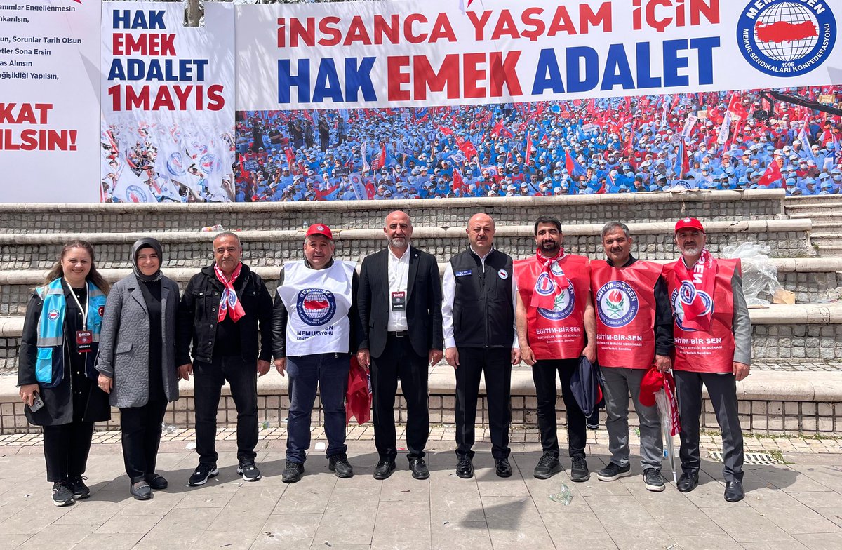 demirmehmet02's tweet photo. Refah Payı Verilsin, Alım Gücümüz Yükseltilsin!

Bu enflasyonist ortamda Hakemin verdiği zamı aza koysan dolmuyor, doluya koysan taşmıyor.
Kamu görevlileri ve emeklilerinin alım gücü her geçen gün düşüyor.

Siyasi iktidar ve ekonomi yönetimi bu tabloyu görmeli.

Kamu Görevlisinin sesi duyulmalı, bu adaletsiz gidişe dur denilmeli. Bunun için;

▪️Enflasyon düşürülsün, fiyat istikrarı sağlansın,

▪️Ama bu emekçiyi, sabit gelirliyi ezerek yapılmasın!

▪️Alın terimiz bütçe denkleştirmelerine, mali dengelere kurban edilmesin.

▪️Müsebbibi olmadığımız enflasyonun faturası bize kesilmesin.

▪️Ücretli, yüksek vergi yükünden kurtarılsın,

▪️Refah payıyla alım gücümüz yükseltisin.

▪️Görev aylığı ile emekli aylığı arasındaki bağ yeniden tesis edilsin,

▪️Seyyanen zam bir an önce emeklilere verilsin.

🎙️MEMUR-SEN
📍ANKARA-ANITPARK

#1Mayıs
#Yaşasın1Mayıs
#MemurSenAnkarada
#HakEmekAdalet