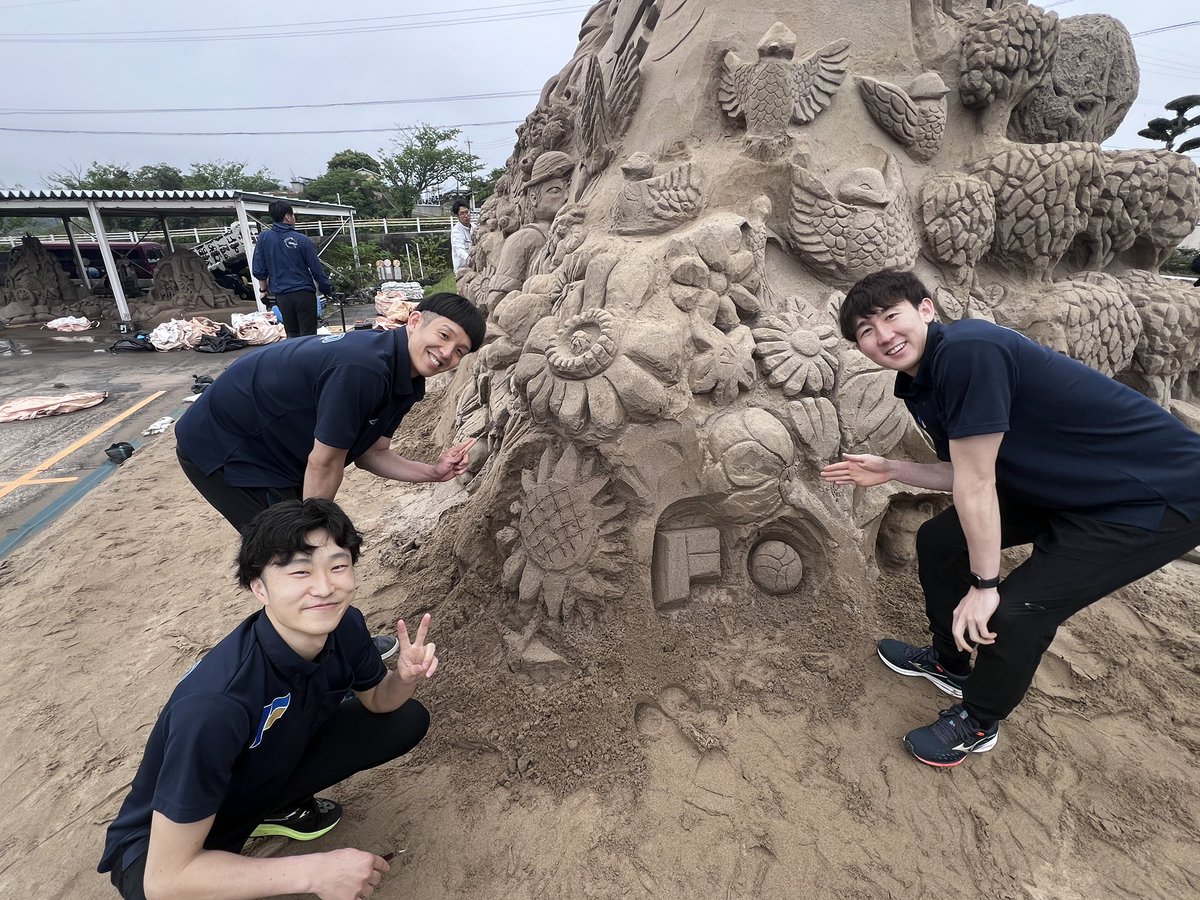 ／
南さつま市🐢✖️フラゴラ🏐👑
砂の祭典コラボ企画
＼

パートナータウン 南さつま市において
5/3〜5/5の三日間「砂の祭典」が
開催されます！
今回「北風と太陽」の砂像の一角に
３名の選手が作品を制作させて
いただきました！

また5/4(日)はグッズ販売等も行います！✨
是非！お越し下さい！
