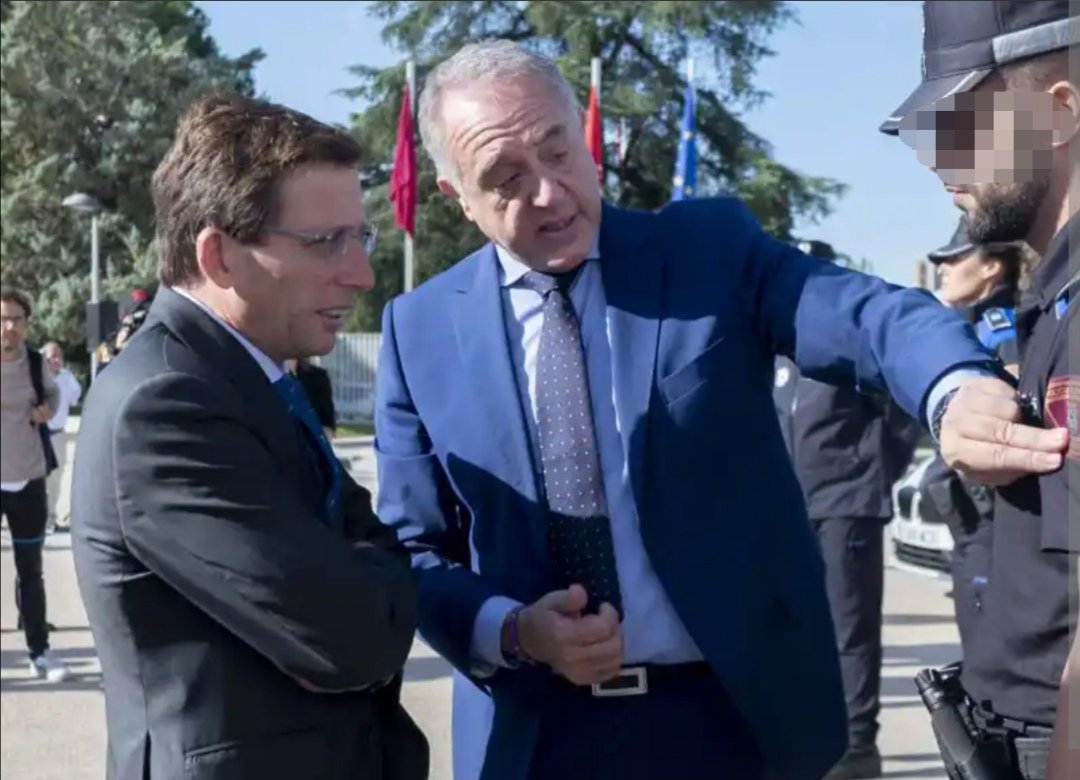 Se llama Pablo Enrique Rodríguez y es el director general de la Policía Municipal de Madrid. Iba de copiloto en un coche policial que atropelló a una niña de 10 años. El Ayuntamiento de Almeida del PP está tratando de ocultarlo.