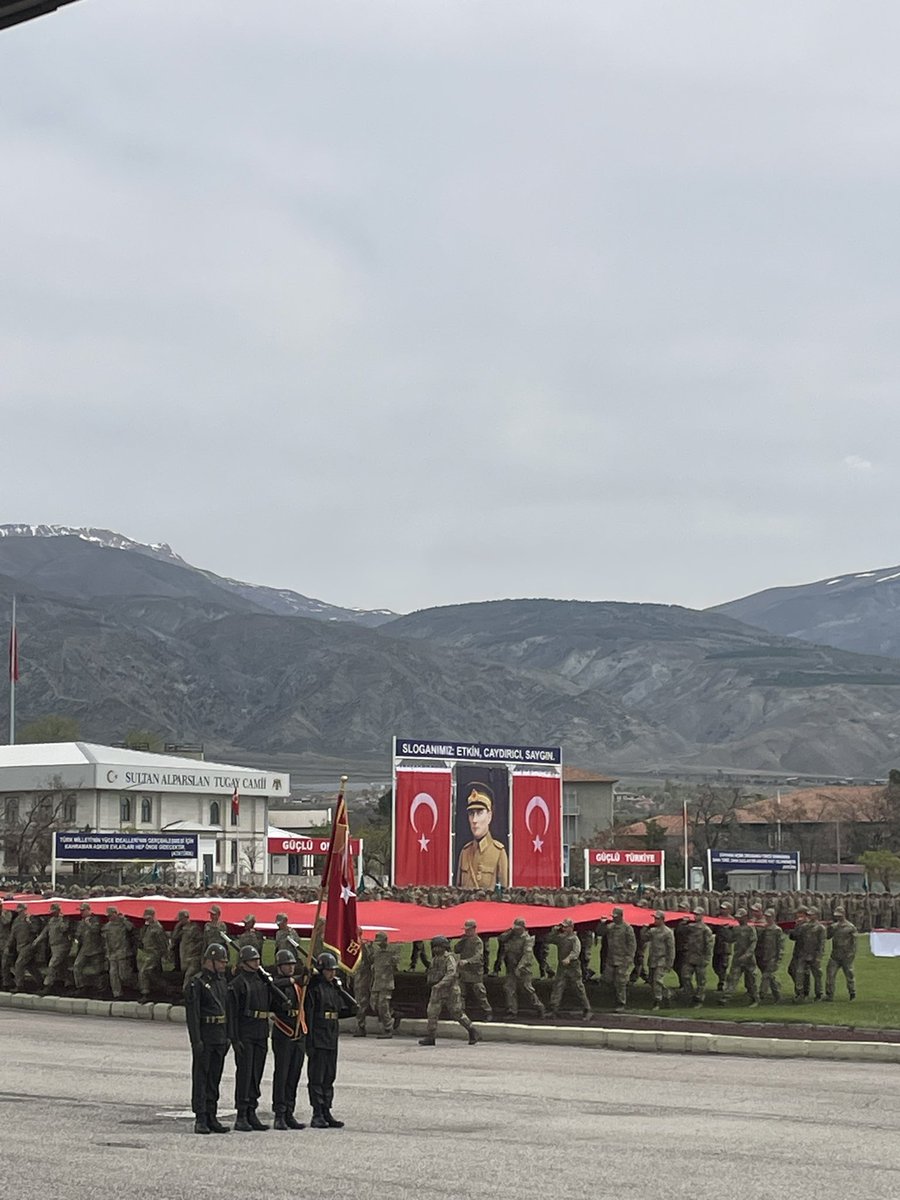 Darbeyle gönüllerde yatan ülkü silinmez!
Atsız yere düşmekle bu bayrak yere inmez!

Zannettiler ki baskıyla, darbeyle susturulur bu milletin sesi!
Zannettiler ki bir kalem kırılırsa, bir yürek durursa bu dava biter!
Unuttular!
Bizler; göğsünde iman, yüreğinde ülkü taşıyanlarız!