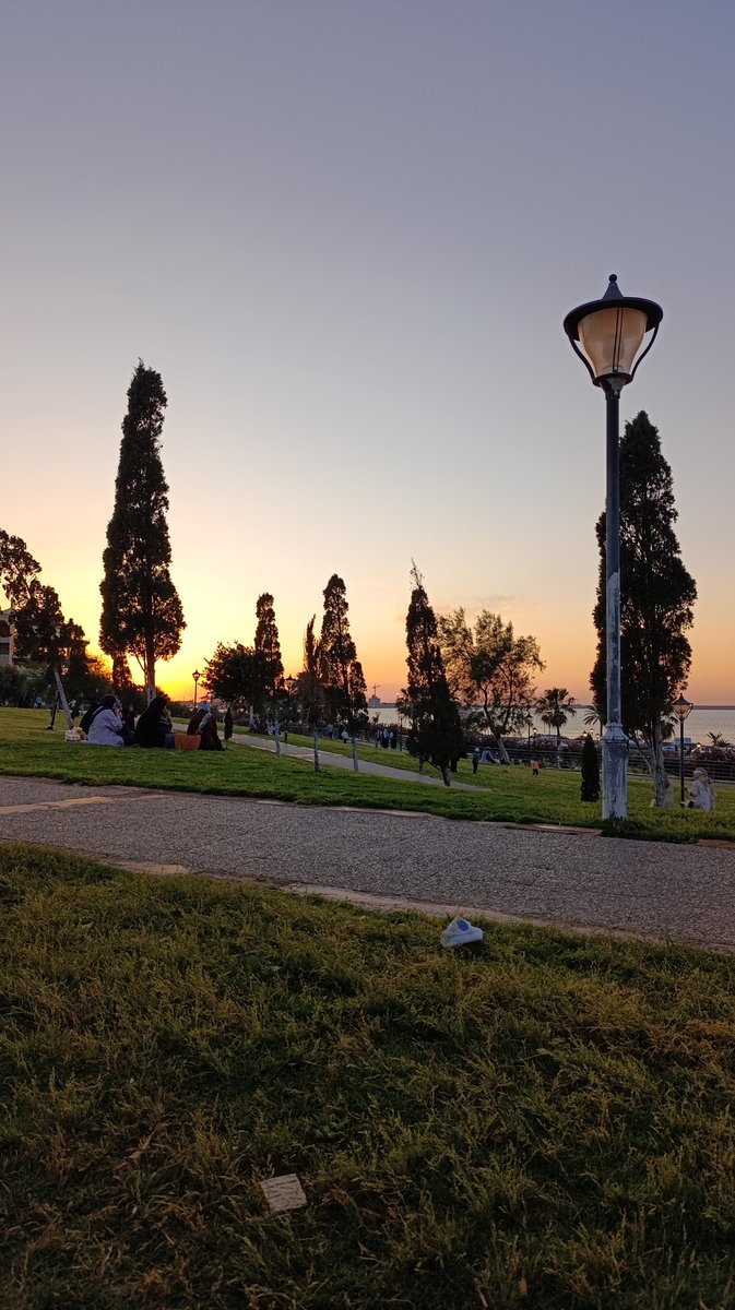 قالوا مافي الورد عيب
                          قالوا نحمِّر الخدّين