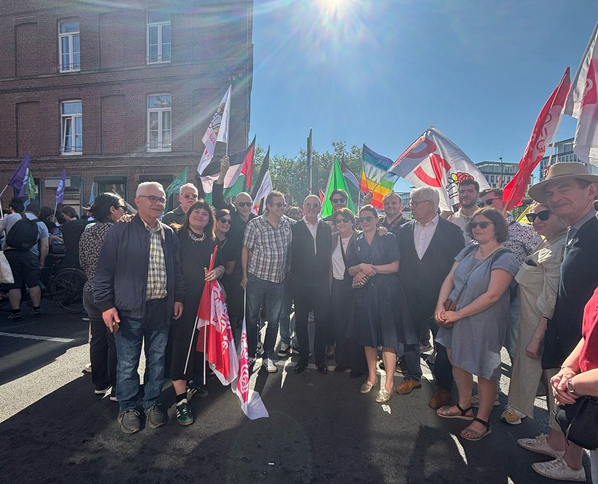 À #Lille, les socialistes manifestent ce 1er mai pour toutes les travailleuses, tous les travailleurs et les personnes privées d’emploi.🌹
En pensées avec la mobilisation à Dunkerque contre les licenciements massifs aux côtés des salariés d’#ArcelorMittal! 
#1erMai