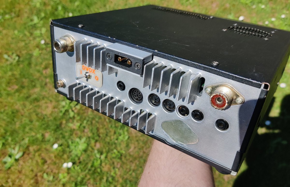 Added a feature I miss on both of my #icom #ic910: Data VOX!
A small circuit triggers the PTT when audio from the computer is present. Added a switch as well to disable it😊
That will make life easier for datamodes on satellite😊
#hamr #amateurradio #ptt #vox