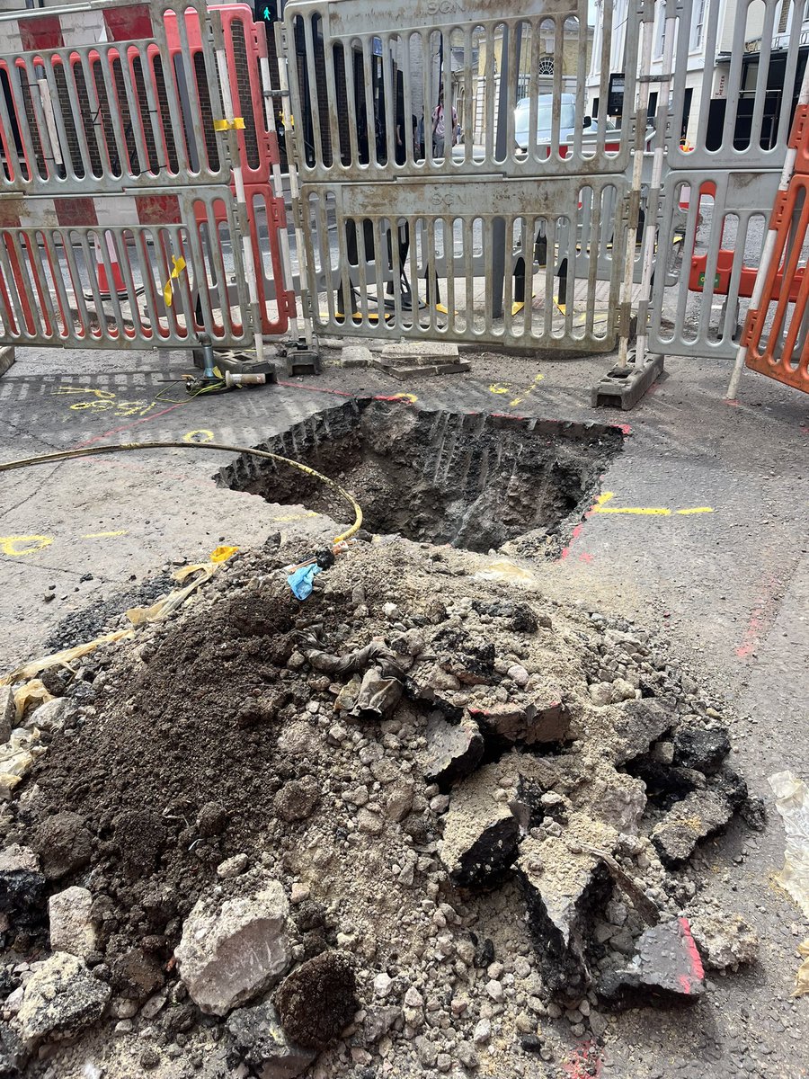 lolchiari's tweet photo. Despite SGNs statement I don’t think Winchester’s traffic chaos is going to be eased anytime soon. All done by Thursday morning? A picture tells a thousand words at 1215pm https://t.co/RsmiznLIpi