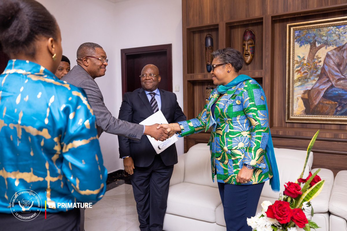PrimatureRDC's tweet photo. #Économie #ClimatDesAffaires
30 avril 2025 | La Première Ministre Judith Suminwa Tuluka a échangé avec Robert Malumba, président de la FEC, autour des préoccupations des opérateurs économiques, particulièrement ceux impactés par la crise sécuritaire dans l’Est.

• Les entreprises des zones occupées du Nord-Kivu et Sud-Kivu peinent à survivre : fermetures, pillages et charges fixes non allégées.
• Le patronat congolais sollicite des mesures fiscales adaptées ; la Cheffe du Gouvernement s’est engagée à proposer des pistes concrètes sous deux semaines.
• L’écoute, le dialogue et l’adaptation des politiques sont au cœur de l’action du Gouvernement pour soutenir le secteur privé, même en contexte de crise.