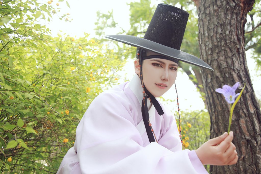 BL
새벽, 구름, 강 / 유태혁

얼굴 뚫어지겠네...
운아. 꽃말 찾아봤어?

📸Photo by.리니베니님(<a href="/Linni_Benny/">리니베니</a>)

#cosplay #コスプレイヤー