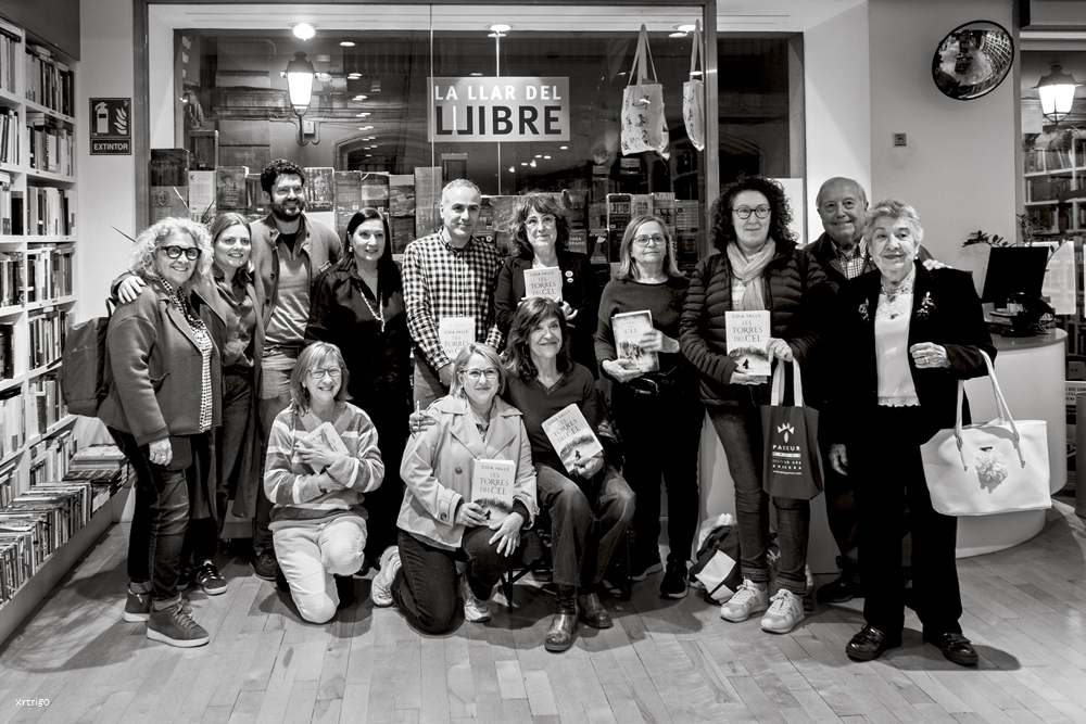 Coia Valls (@coiavalls) on Twitter photo Ahir a Sabadell, en un fantàstic Club de Lectura, el de <a href="/LaLlardelLlibre/">La Llar del Llibre</a>. "Les torres del cel" (<a href="/penguinllibres/">Penguin Llibres</a>). Gràcies a tots i totes per les vostres atencions! Molt especialment a la Lídia Urrutia i el Joaquim Portabella, els meus presentadors.
Fotos: ©xrtrigo. Ahir a Sabadell, en un fantàstic Club de Lectura, el de <a href="/LaLlardelLlibre/">La Llar del Llibre</a>. "Les torres del cel" (<a href="/penguinllibres/">Penguin Llibres</a>). Gràcies a tots i totes per les vostres atencions! Molt especialment a la Lídia Urrutia i el Joaquim Portabella, els meus presentadors.
Fotos: ©xrtrigo.