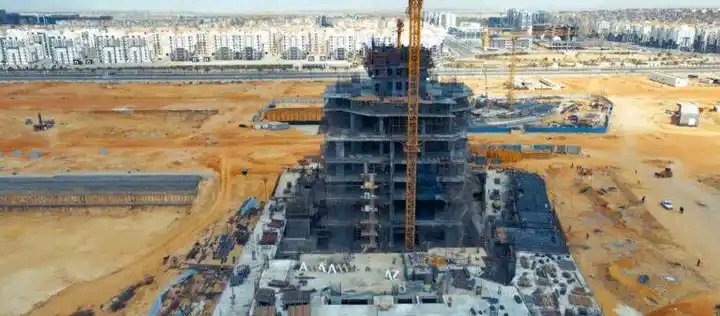 مهندسنا حاضر دائماً رغم غيابه.....
فيما يخص تقدم بناء ناطحه السحاب الملتوية ..
وجب التذكير انه تم نمذجه شبيهه بنفس فكرة الناطحه الملتوية من خلال المهندس عبدالرحمن في 2020 على برنامج robot structural analysis مع محاكاه لاحمال الزلازل والرياح.....