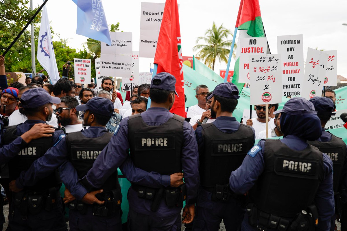 AdhadhuMV's tweet photo. Police block May Day rally calling for workers' rights at the last minute, despite earlier agreeing to allow it. Workers' unions and associations had gathered to demand better rights and protections at the rally.

📄 https://t.co/3OnKUcdNuU https://t.co/yJFMd1aBii