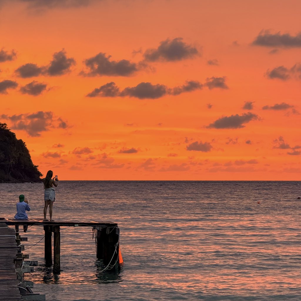 แสงเย็น #เกาะกูด อ่าวบางเบ้า คือโคตรสวย ✨🧡🌅
บรรยากาศยามเย็นที่ฟินมากๆ vibes ดีสุดๆ
ครั้งแรกกับเกาะกูด
มันไม่ใช่แค่ทะเล แต่มันเป็นความรู้สึก
เป็นภาพจำของวันธรรมดาที่กลายเป็นวันพิเศษ
เกาะกูด เราจะกลับมาอีกแน่นอน 🥰
#เกาะกูด #SunsetVibes #vibes 
#Thailand #ReviewThailand