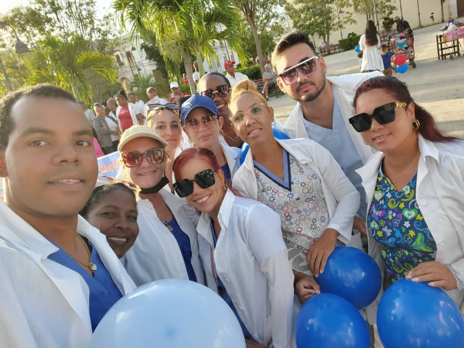 PIRevuelta's tweet photo. Los trabajadores del Policlinico Idalberto Revuelta presentes en el desfile por un #1Mayo por la patria
#CubaPorLaSalud #PorCubaJuntosCreamos #SaguaConTodos #JuntosPorVillaClara #JuntosPorCuba #GenteQueSuma https://t.co/u3MUHFF2zr