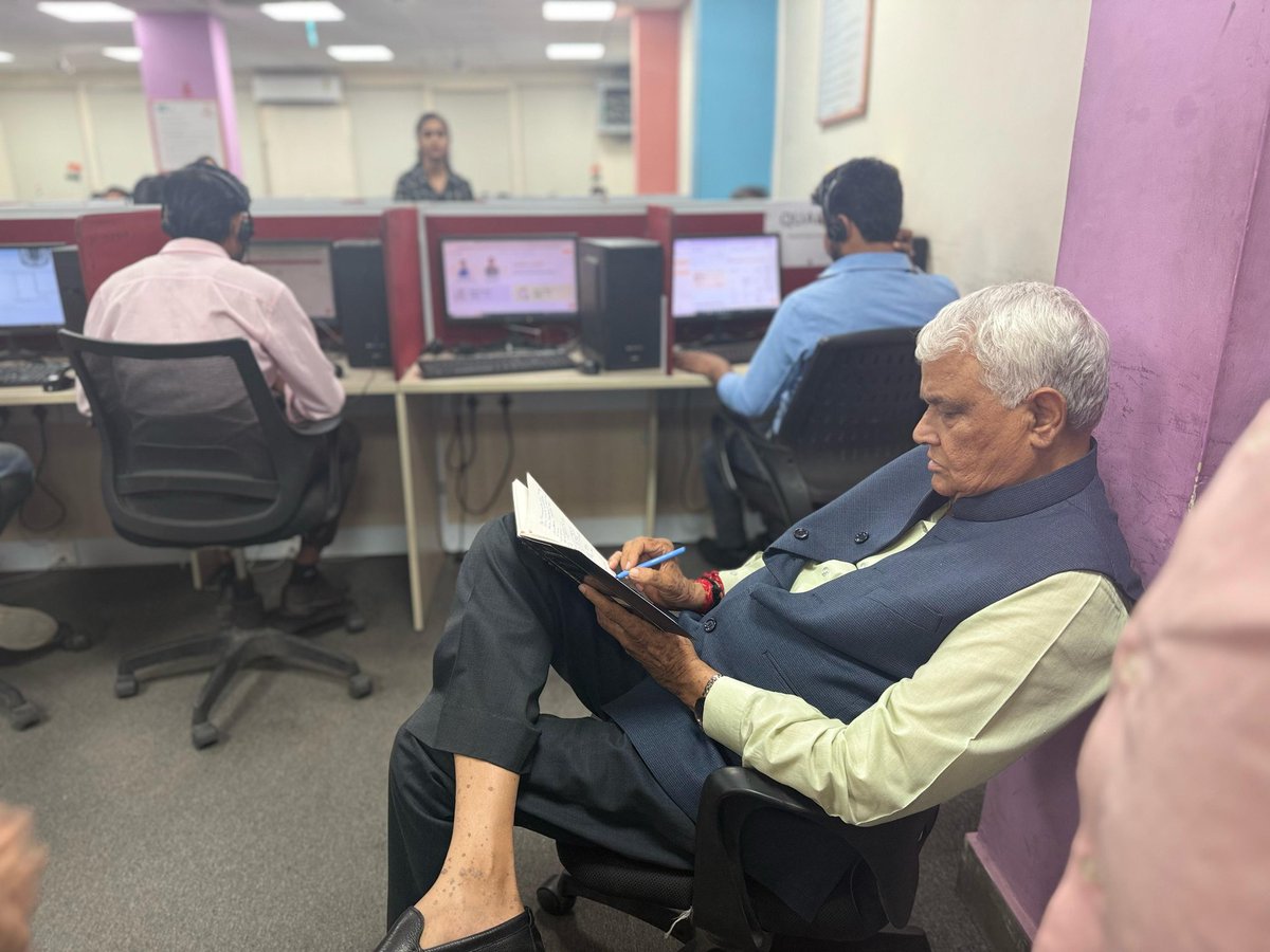 DrKirodilalBJP's tweet photo. राजस्थान संपर्क हेल्पलाइन 181 का निरीक्षण कर जन शिकायतों के ��्वरित एवं प्रभावी निस्तारण की प्रक्रिया की समीक्षा की गई तथा इसे और अधिक सुचारु एवं उत्तरदायी बनाने हेतु संबंधित अधिकारियों को आवश्यक दिशा-निर्देश दिए। https://t.co/30lb3Obass