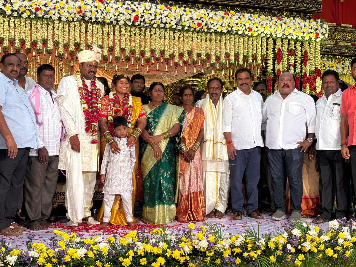 కరీంనగర్ లో గురువారం జరిగిన మాజీ గ్రంథాలయ సంస్థ చైర్మన్ పొన్నం అనిల్ కుమార్ గౌడ్ గారి వివాహానికి హాజరై వధూవరులను ఆశీర్వదించడం జరిగింది.