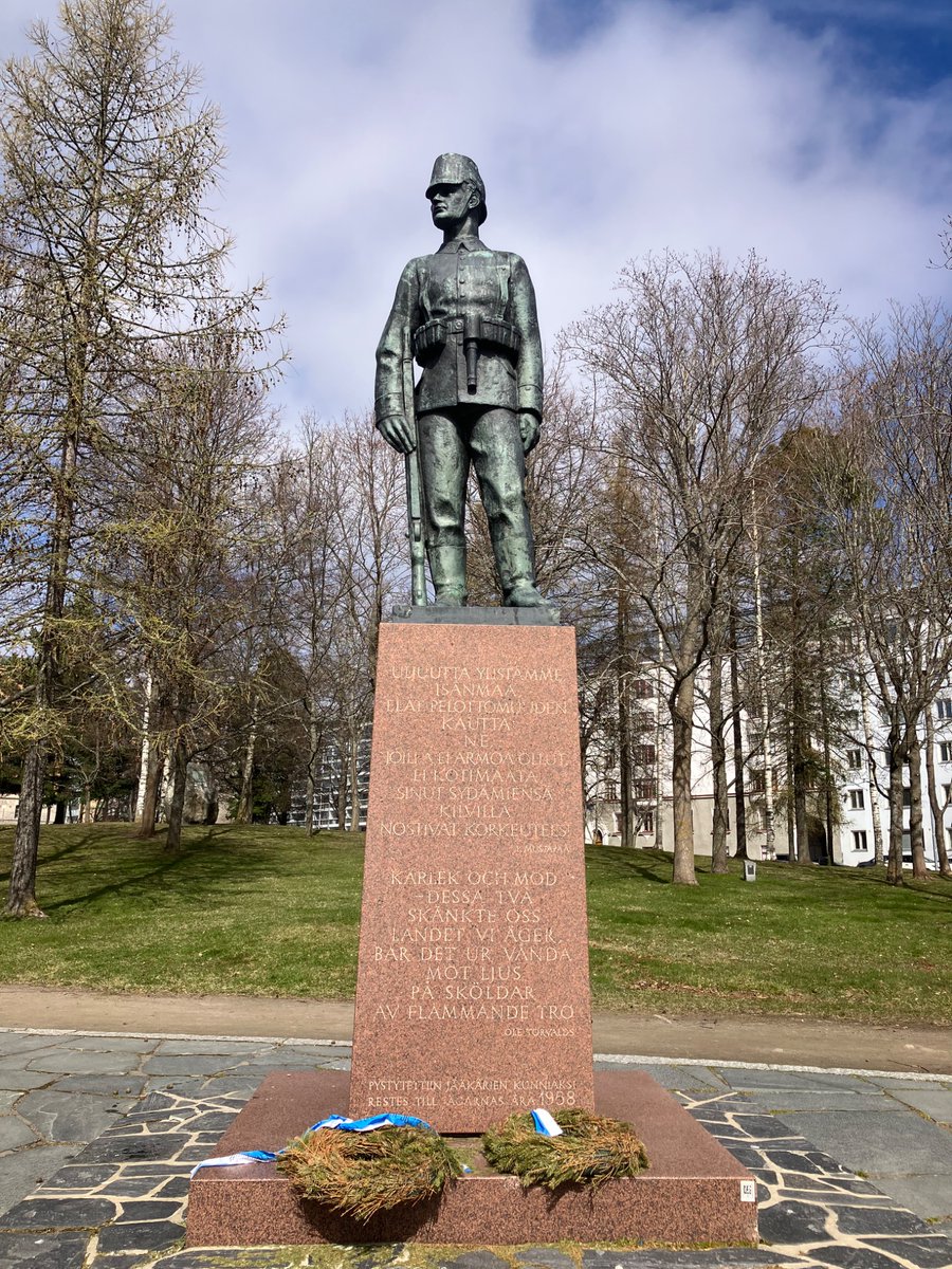 Risto Lauhanen (@ristolauhanen) on Twitter photo Vappukävelyllä Vaasassa. Jääkärikapteeni ja professori Lauri Leppäsen veistämällä Jääkäripatsaalla kättä lippaan. <a href="/ValtonenVesa/">Vesa Valtonen</a> Vappukävelyllä Vaasassa. Jääkärikapteeni ja professori Lauri Leppäsen veistämällä Jääkäripatsaalla kättä lippaan. <a href="/ValtonenVesa/">Vesa Valtonen</a>