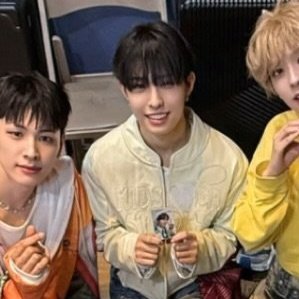 hyui holding his han jisung photocard instead of doing heart pose 😭