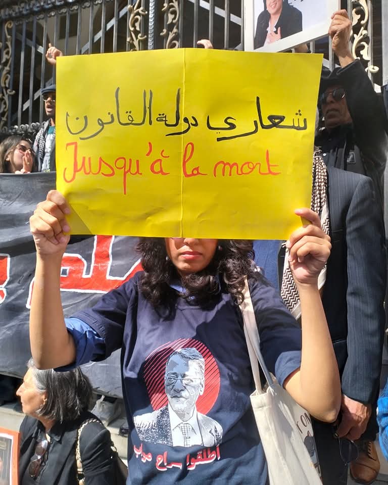 انتظمت اليوم مسيرة احتجاجية، انتقلت من مقر المحكمة الإدارية مرورا بساحة محمد علي وصولا إلى شارع الحبيب بورقيبة، حيث كانت قوات الشرطة حاضرة بكثافة ومنعت المحتجين من التقدم نحو مقر وزارة الداخلية.
ورُفعت شعارات منادية بإسقاط النظام والإفراج عن المحامي والحقوقي أحمد صواب ومختلف