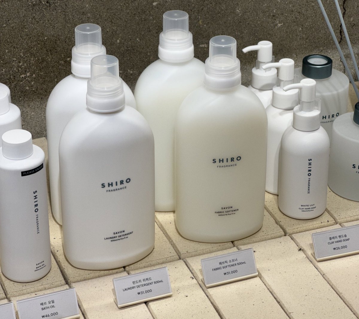 성수 SHIRO 다녀왔어요.
혹시 방문 예정이시라면 …
섬유유연제,세탁세재를 꼭 쟁이셨으면🥹
향수도 좋은데요. 섬유유연제가 미쳤어요
내 몸 내 방에 24시간 풍겼으면 좋겠움

[진짜 세탁한 뒤 풍기는 빨래향의 정석]