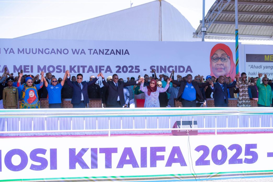 BandolaMedia's tweet photo. Rais Samia Suluhu Hassan, akiwa na Makamu wa Rais Dk Philip Isdor Mpango, Waziri Mkuu, Kassim Majaliwa, Naibu Waziri Mkuu na Waziri wa Nishati, Dk Doto Mashaka Biteko, Spika wa Bunge, Dk Tulia Ackson pamoja na Rais wa Shirikisho la Vyama vya Wafanyakazi (TUCTA) Tumaini Nyamhokya https://t.co/KIWOsPXUlQ