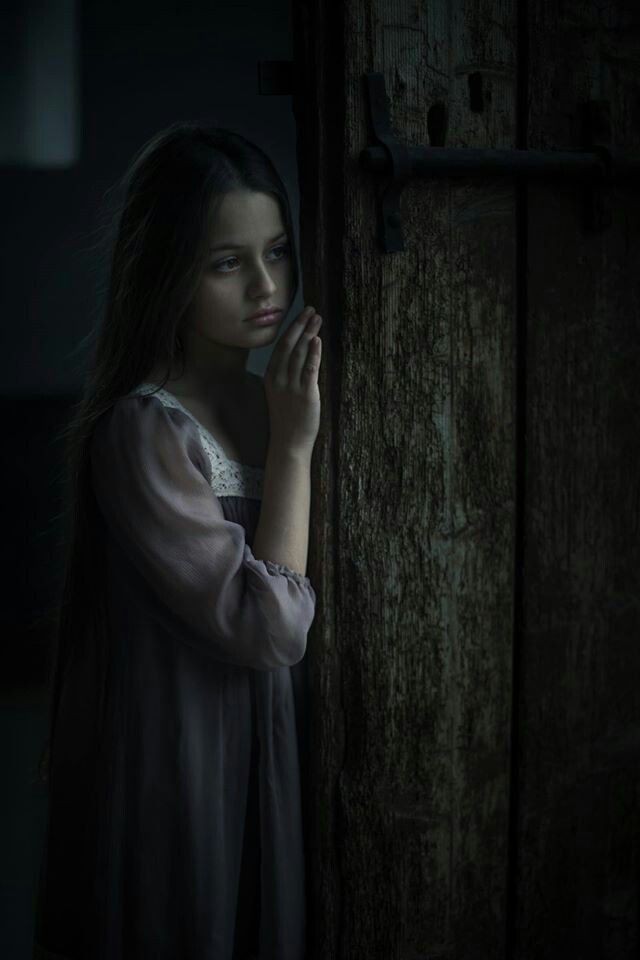 أحياناً قد نمر بظروف تعكر علينا صفو الحياة، وتسلب منا سعادة طالما حلمنا بتحقيقها، ويصبح الحزن رفيقنا،والكلام الحزين يملئ عقولنا، ولكن علينا أن نؤمن بأنّ كل هذا مقدّر ومكتوب، وأنّه لم يحصل إلّا لهدف أو عبرة معيّنة، فهذه هي الحياة، وهذه هي مشقتها، وتقلباتها