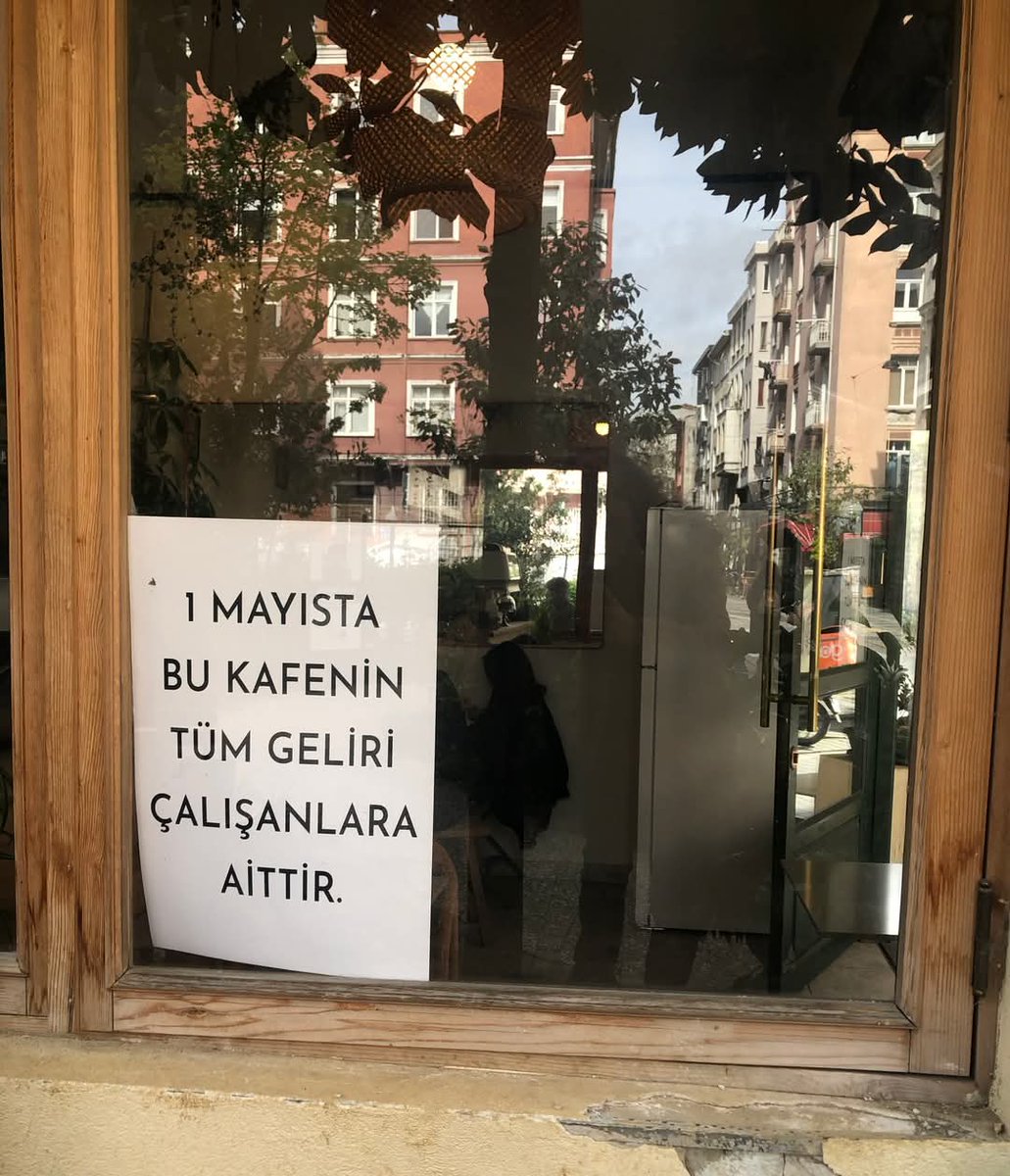 İstanbul Kadıköy’de bir kafenin camına asılan yazı:

“#1Mayıs’ta bu kafenin tüm geliri çalışanlara aittir.”
#Taksim
"Fetö"
"Ya Sefalet"
"Arda Güler"