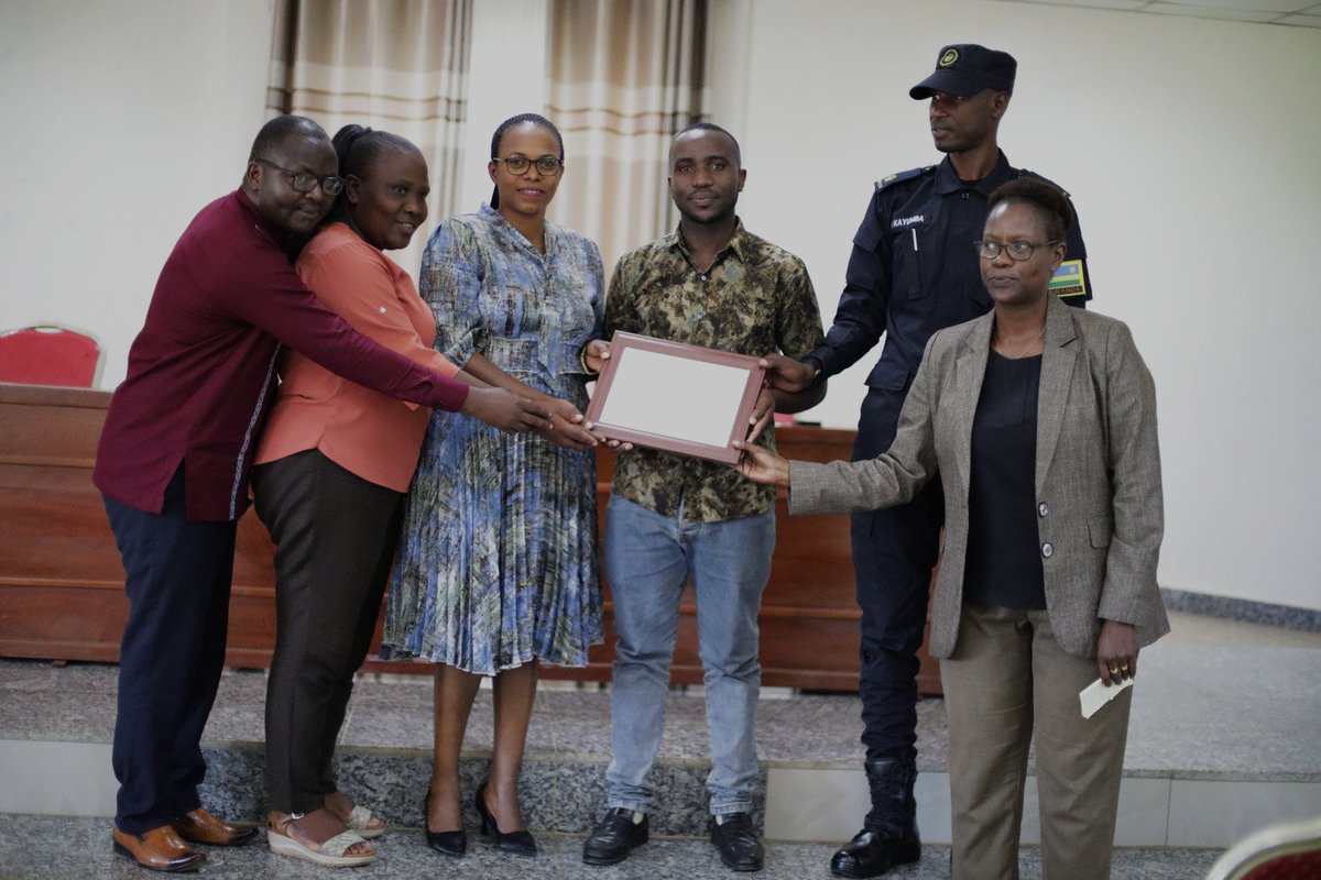 <a href="/muka_vestine/">Vestine Mukandayisenga</a> Muri iki kiganiro, Ubuyobozi bw'Akarere bwanashimye by'Umwihariko abakozi babaye indashyikirwa kurusha abandi. Umukozi wahize abandi akaba ari NIYINDORERA WILSON (Road development Engineer).
