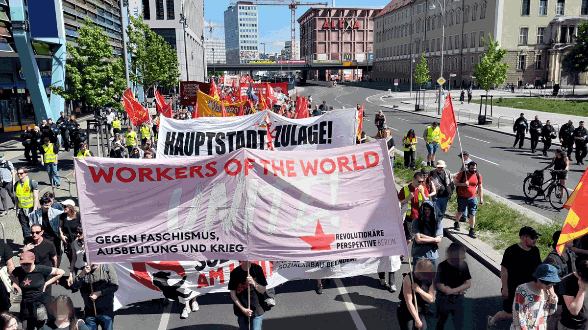 Klassenkampf_B's tweet photo. Heute gab es bei der DGB-Demo in Berlin den klassenkämpferischen Block mit vielen tollen Redebeiträgen von Kolleg*innen gegen Lohndumping, schlechte Arbeitsbedingungen &amp; gegen Aufrüstung &amp;Krieg. Heute abend geht es weiter bei der revolutionären 1. Mai Demo um 18 Uhr am Südstern! https://t.co/VA1CIYPvFW