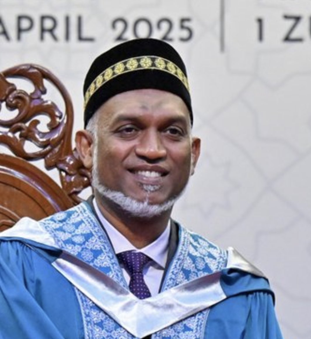 ދިވެހި މަސައްކަތްތެރިންގެ ހައްޤަށް ހުރަސްއަޅާ ވެރިއެއް ދިވެހި ރައްޔިތުން ބޭނުމެއްނޫން. ވެރިކަމުގައި ނުވެސް ހުރެވޭނެ. މަސައްކަތްތެރިންނާއި ނުކުޅެވޭނެ.  އިސްތިއުފާ ދީފަ ގެޔަށްދޭ! މުއިއްޒު އިސްތިއުފާ ! 
<a href="/MMuizzu/">Dr Mohamed Muizzu</a>