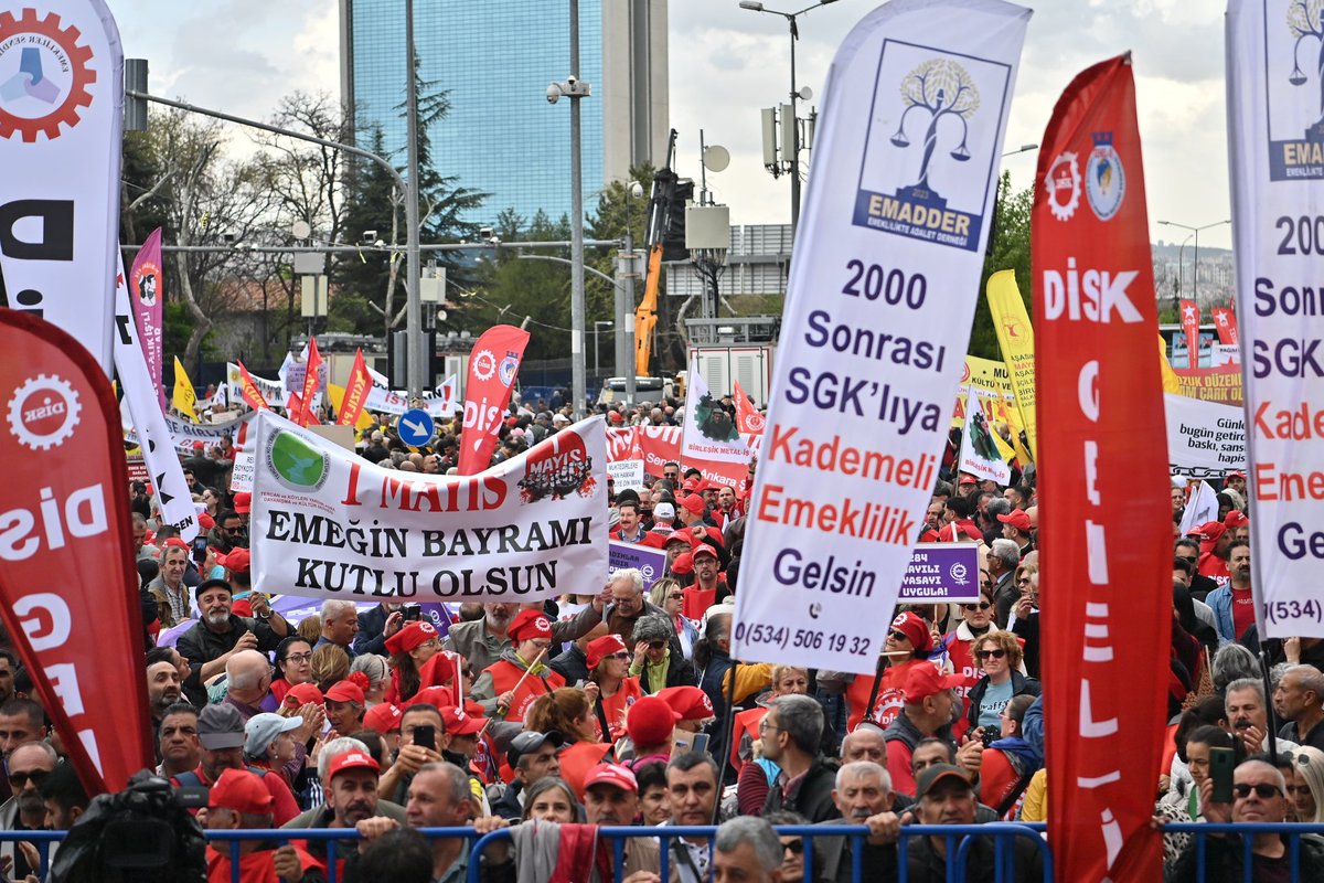 Siyasi partiler, sivil toplum kuruluşları, öğrenciler ve binlerce emekçiyle birlikte 1 Mayıs’ta alanlardaydık.

İşçimizin, emekçimizin hakları için omuz omuza, yan yana!
Yaşasın 1 Mayıs Emek ve Dayanışma Günü!
#1mayisemekvedayanismagunu