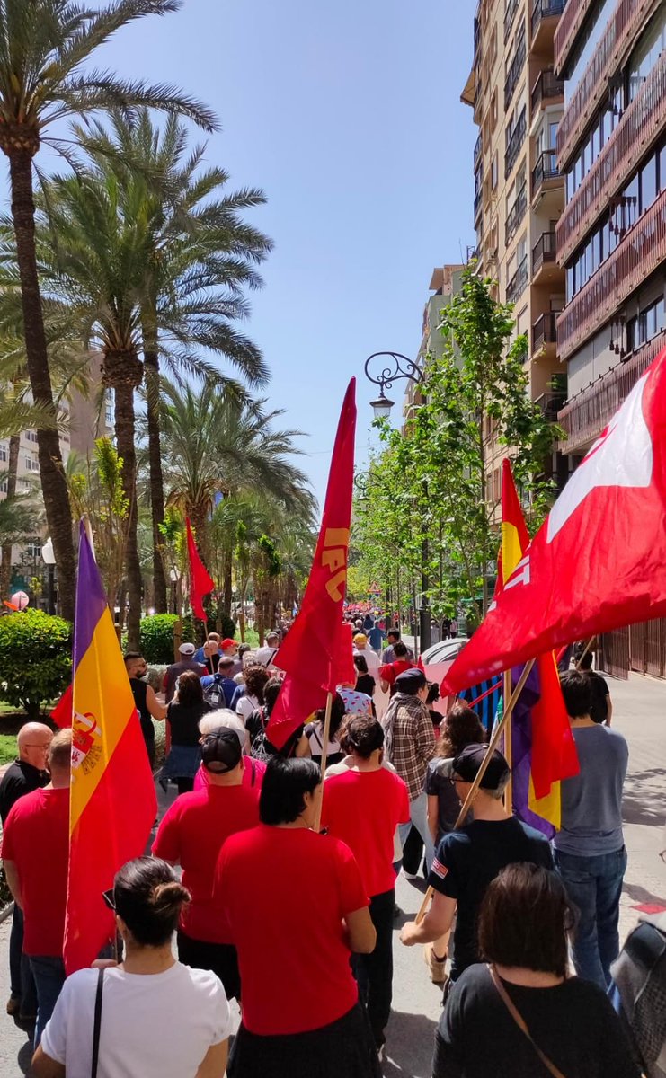 pcpvalacant's tweet photo. 🕊️ Per la pau entre els pobles. 

🛑 Contra el bel·licisme del Govern. 

👷🏽‍♀️ Per una seguretat garantida per la solidaritat de classe i no per l'imperialisme. 

🚩 Que visca el Dia Internacional de la Classe Obrera. https://t.co/lwHgf4REDY