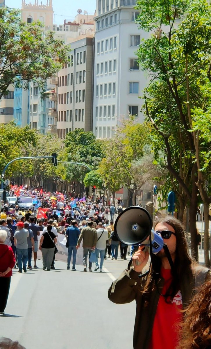 🕊️ Per la pau entre els pobles. 

🛑 Contra el bel·licisme del Govern. 

👷🏽‍♀️ Per una seguretat garantida per la solidaritat de classe i no per l'imperialisme. 

🚩 Que visca el Dia Internacional de la Classe Obrera.