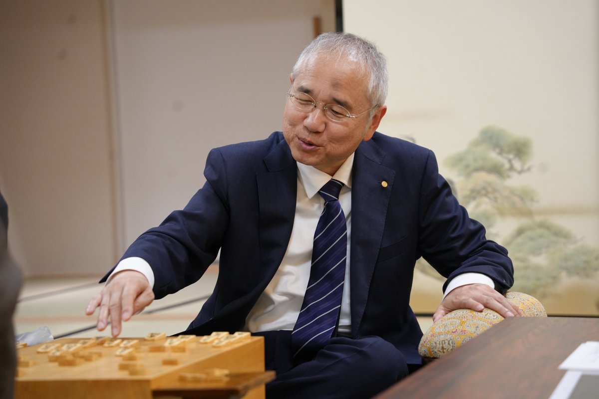 asahi_shogi's tweet photo. 佐〉５月１日（木）、大阪府高槻市の関西将棋会館での第３８期竜王戦６組昇級者決定戦で長沼洋八段（６０）が敗れ、規定により、同日付での引退が決まりました。関西将棋界には優しい棋士が多いですが、長沼八段も細やかな気配りをしてくださるナイスガイでした。今後は将棋の指導などに力を尽くす、とのこと。