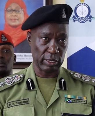 Huyu mzee kuna wakati naweza kumtetea, lawama zote zisiishie kwake, shida ni ipo ktk chama cha Ccm, tuona kama UVCCM kama hata watakohoa kuhusu hili, usikute wakashangilia kabisa.
Watu wa hovyo wapo ktk chama tawala