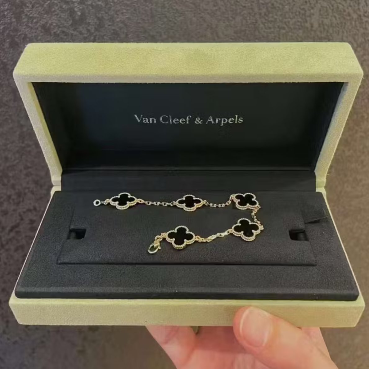 secretlyfura's tweet photo. THANKS SISS UTK FEEDBACK FOR LUBUK MURAH VAN CLEEF &amp; ARPELS FROM CHINA NI!!!! 😭✨

The packaging oh myyyy 😍 Dah lama cari lubuk murah VCA siap dengan box VCA tu!! 

I spill shop kat bawah, SAVE GIRLSSS🫵🏻🏷️ https://t.co/iQVkqFq6LJ