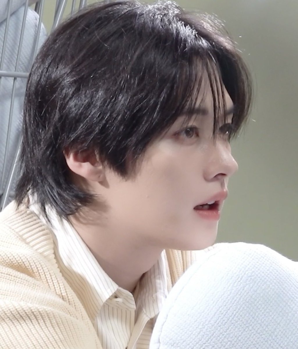 need to chew on his pretty face 😞😞