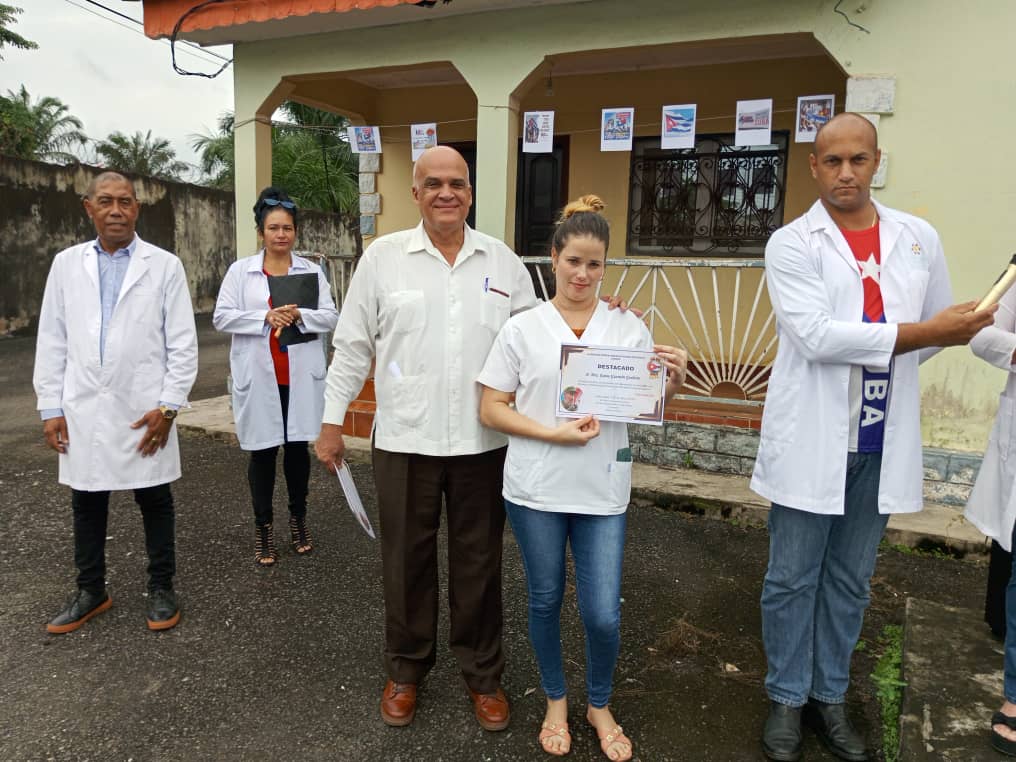 La brigada médica en la región continental de Guinea Ecuatorial reconoce a los colaboradores destacados por su labor en este hermano país. Preside el emotivo acto el Jefe de la Brigada Médica, Dr.  José Angel Véliz <a href="/velizgutie12488/">velizgutierrez</a>. #PorCubaJuntoCreamos