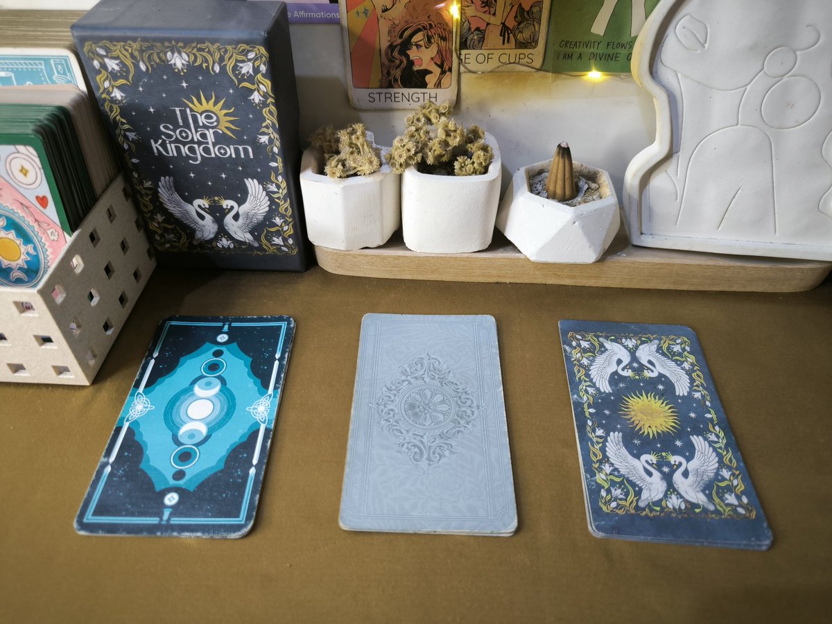 Halo, May! 💞
Kita start dengan pick a card.
What's your vibe in may?

Siap ga untuk menelisik apa yang harus kamu perhatikan di mei ini?
Kalau iya, yuk! Silahkan pilih 3 pile dibawah yaa.
Kiri/Tengah/Kanan
---
Reply pilihanmu, boleh banget RT dan like yaa💎