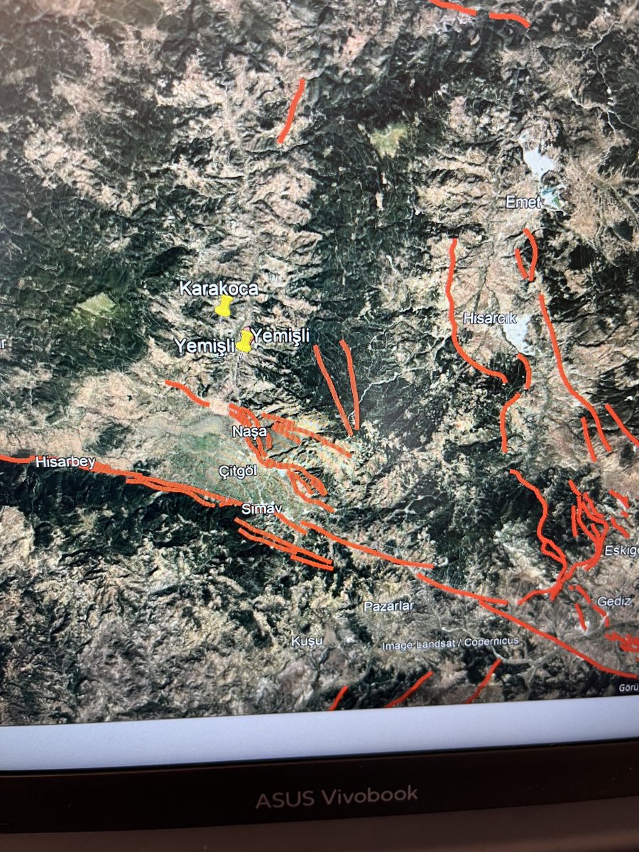 Arkadaşlar, Yemişli-Simav/Kütaya’da 4,3 deprem oldu. Deprem Naşa Fay Zonu yakınlarında. Bir kaç gün öncede burada benzer depremler oldu. Yöneticiler dikkatli olmalı. Bölge K-S geriliyor.