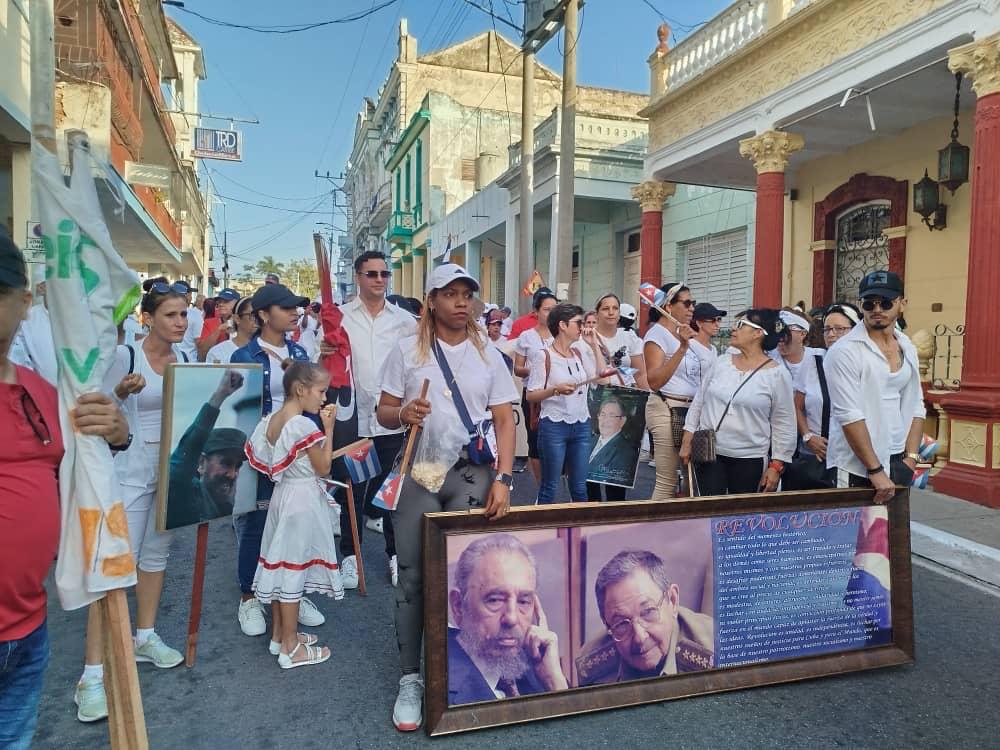 Los trabajadores de la Dirección Provincial de justicia, presentes en el #primerodemayo
Viva la Revolución.<a href="/KatiuskaGandul/">Katiuska Gandul</a>
@OscarCubaMinjus <a href="/YamileRamosCord/">Yamilé Ramos Cordero</a> <a href="/guajiradepinar/">Daima Cardoso Valdés</a>