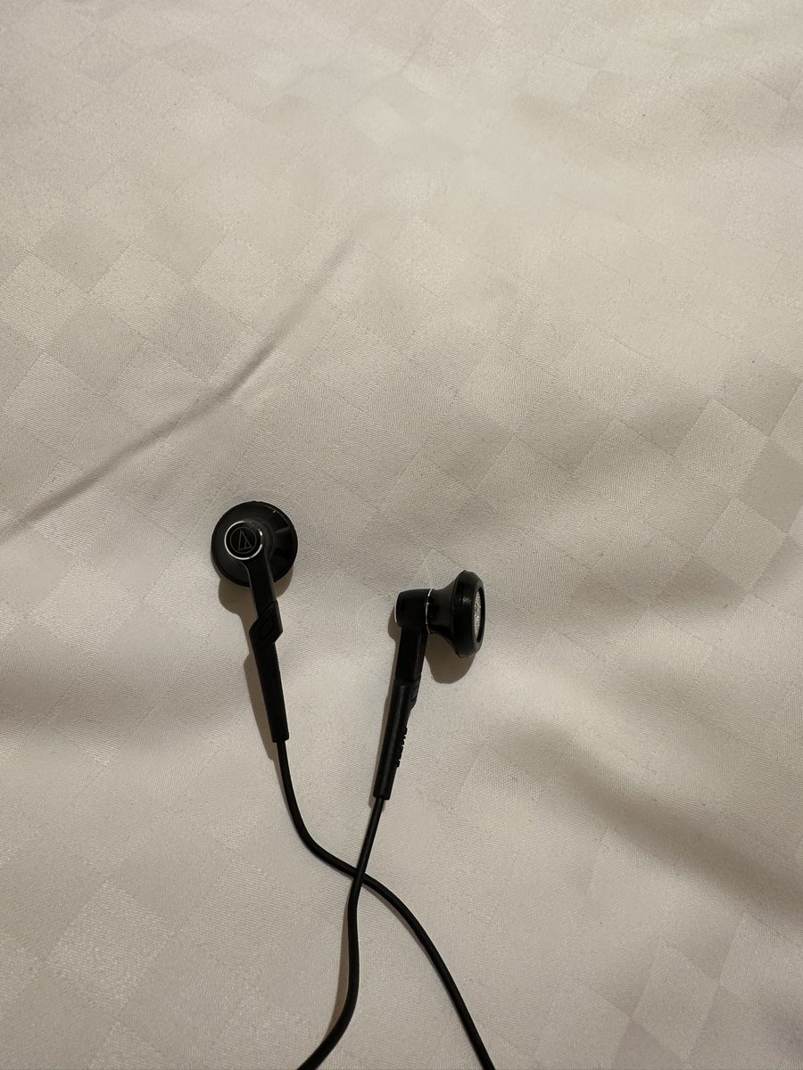 역시 이어폰은 유선이다. 
ATH-CM707 신품 5만원 득템!