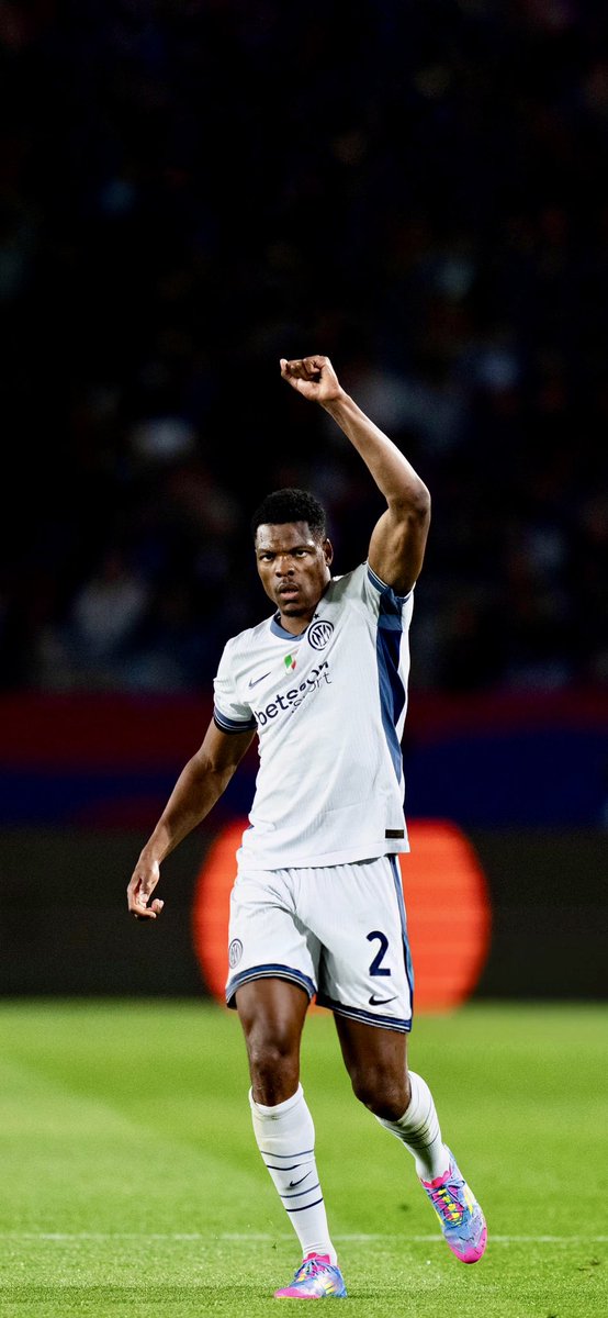 FCIMwallpapers's tweet image. Man on a mission 🚂 

#ForzaInter #BarcelonaInter #UCL #Dumfries