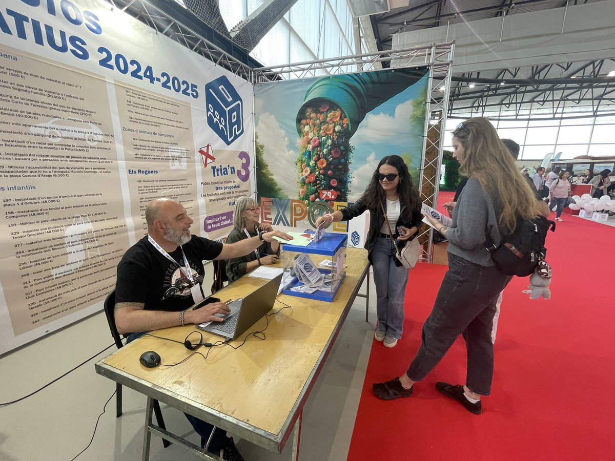 #EXPOEBRE2025 | La 79a edició de la fira Expoebre ja ha obert les portes, us esperem al pavelló firal i parc de la Fira fins diumenge. Aquesta tarda tindrà lloc l'acte inaugural a càrrec del conseller de la Presidència,  <a href="/AlbertDalmau/">Albert Dalmau Miranda</a> a les 18.00 hores.